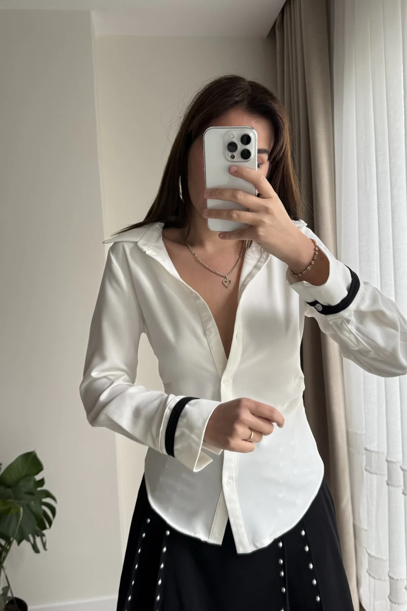 Beyaz Yandan Büzgülü Gömlek