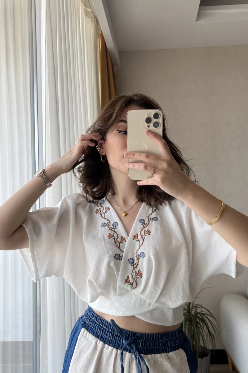 Celosia Beyaz Nakışlı Bluz