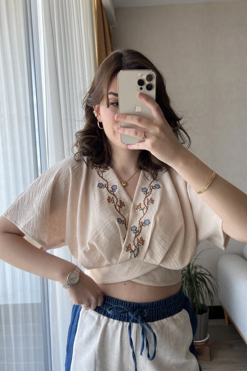 Celosia Krem Nakışlı Bluz