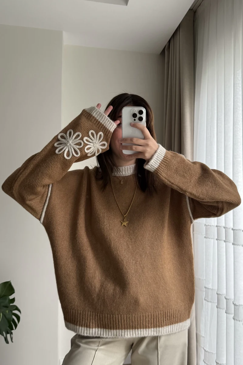 Çiçek Detaylı Camel Triko Kazak