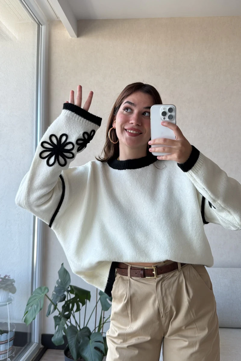 Çiçek Detaylı Beyaz Triko Kazak