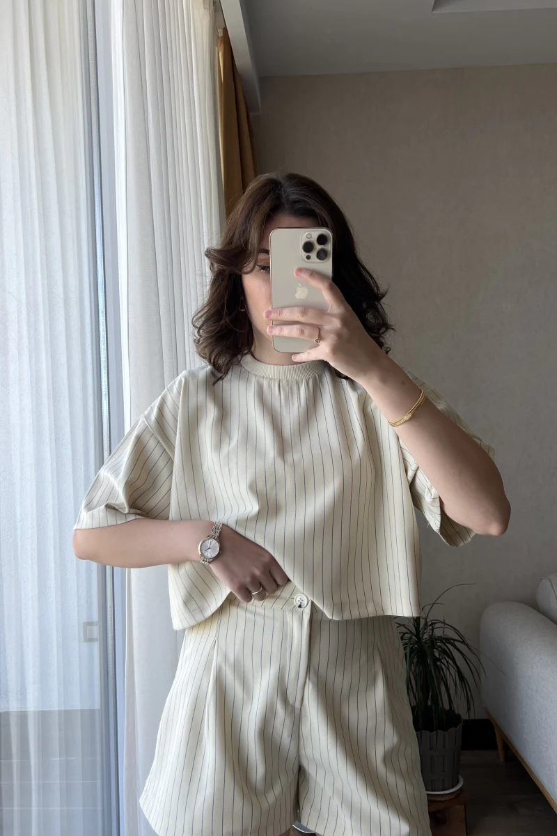 Çizgili Şortlu Takım Krem