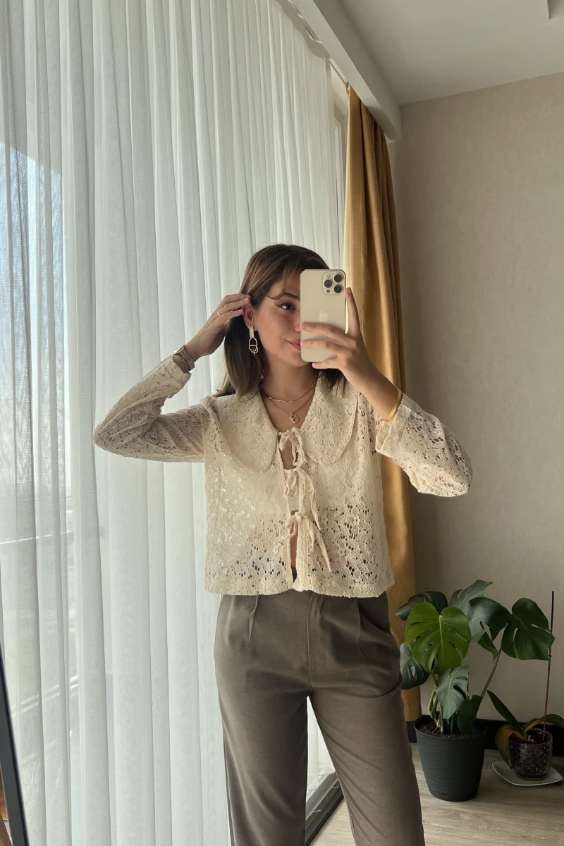 Dantelli Bebe Yaka Krem Rengi Gömlek