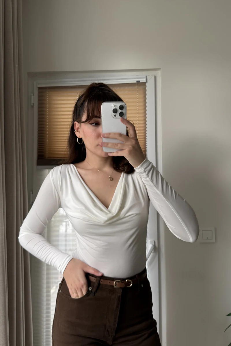 Dökümlü Yaka Beyaz Bluz