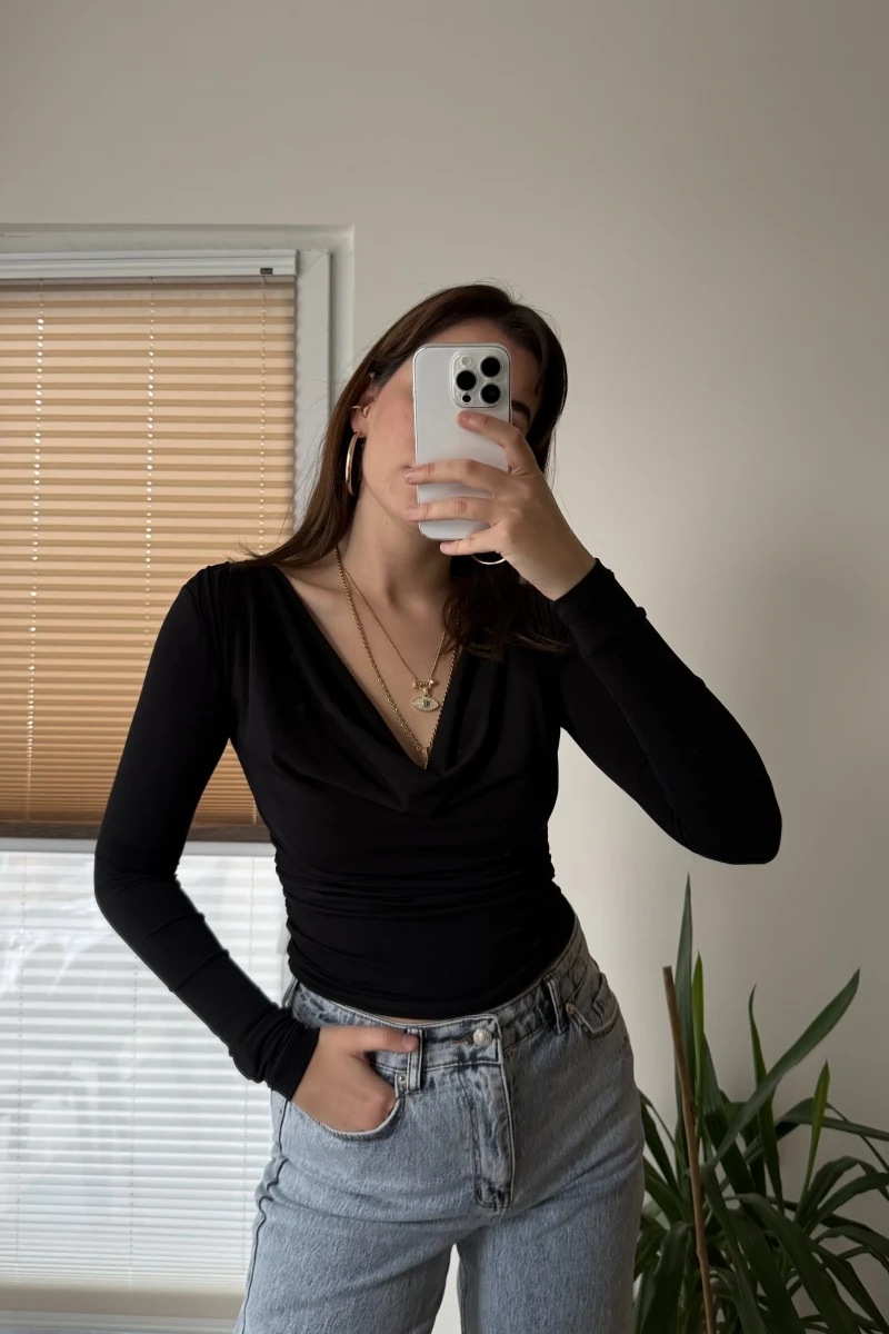 Dökümlü Yaka Siyah Bluz