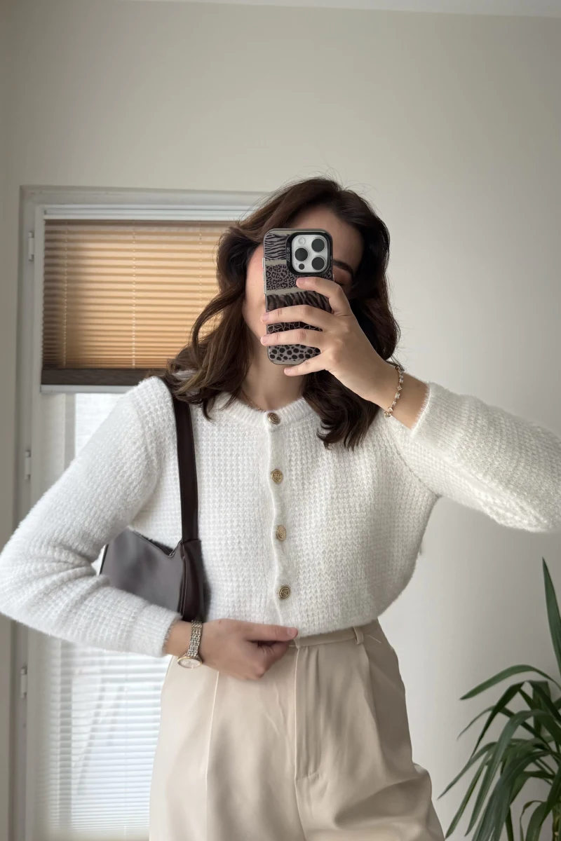 Düğme Detay Peluş Hırka Ekru