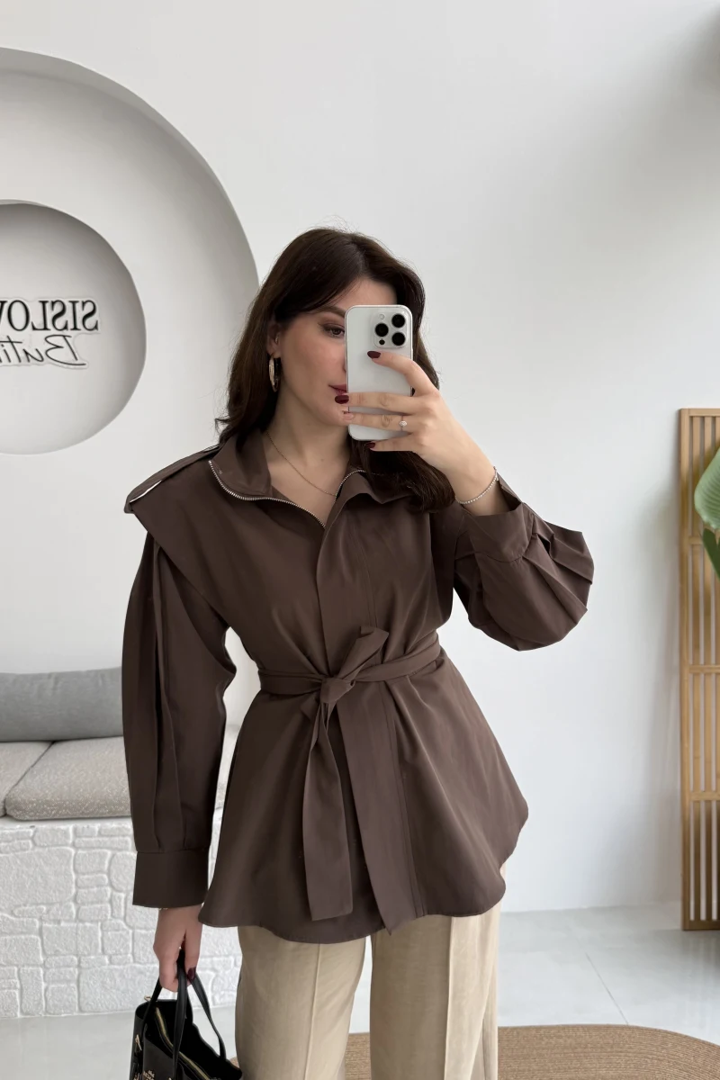 Emris Dik Yaka Geniş Omuzlu Kuşaklı Trenç - Acı Kahve - Kod: 7623