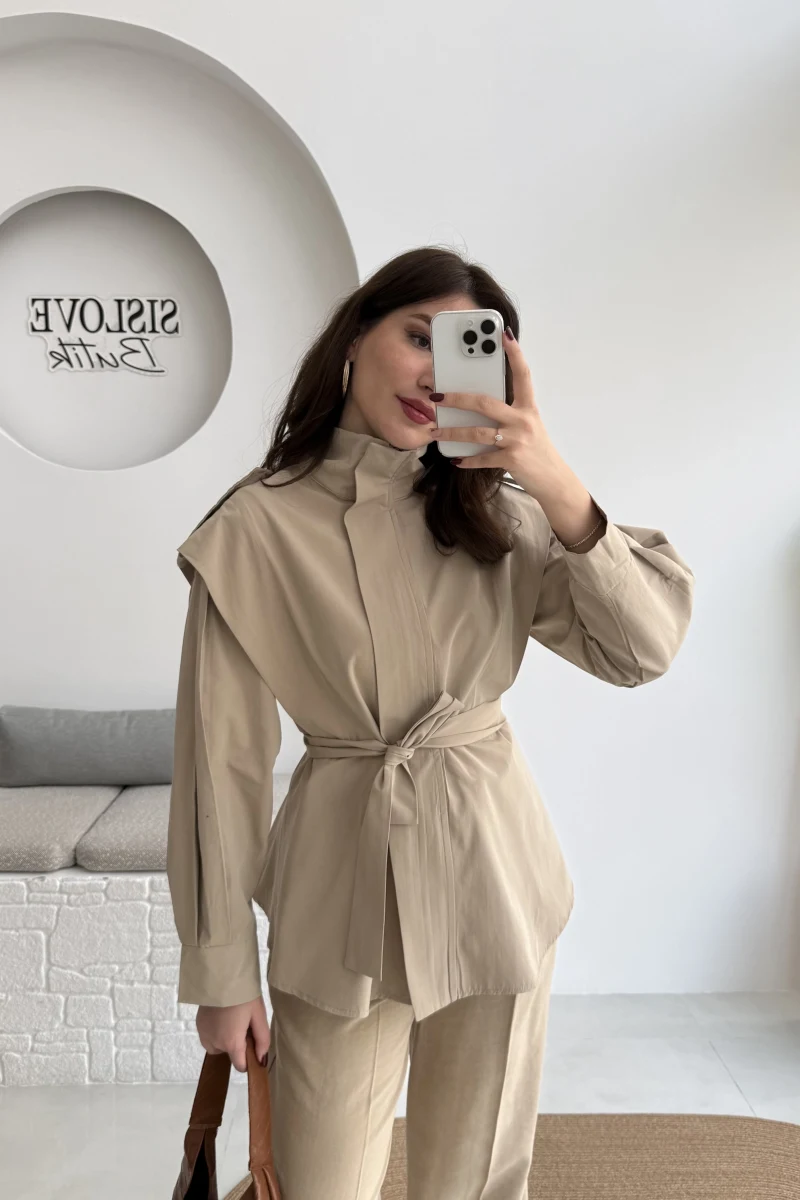 Emris Dik Yaka Geniş Omuzlu Kuşaklı Trenç - Bej Tonları - Kod: 7623