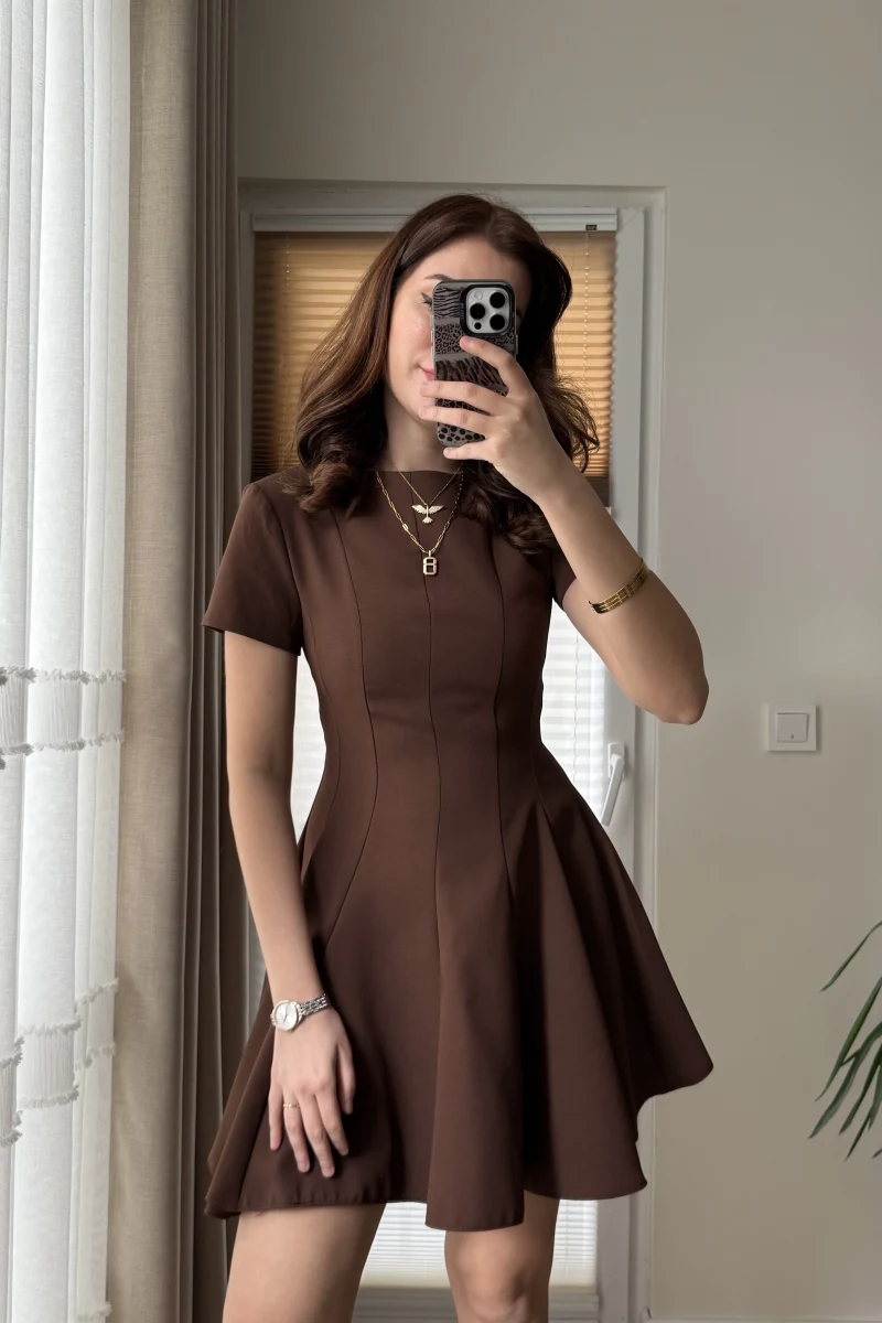 Eteği Pileli Parçalı Kısa Elbise Kahverengi