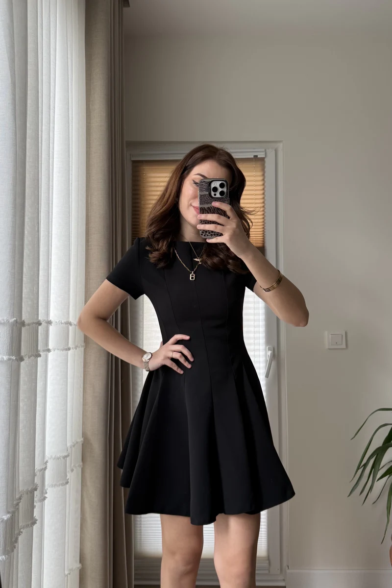 Eteği Pileli Parçalı Kısa Elbise Siyah