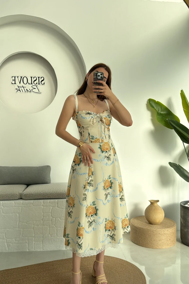 Etekleri Dantel Detay Elbise