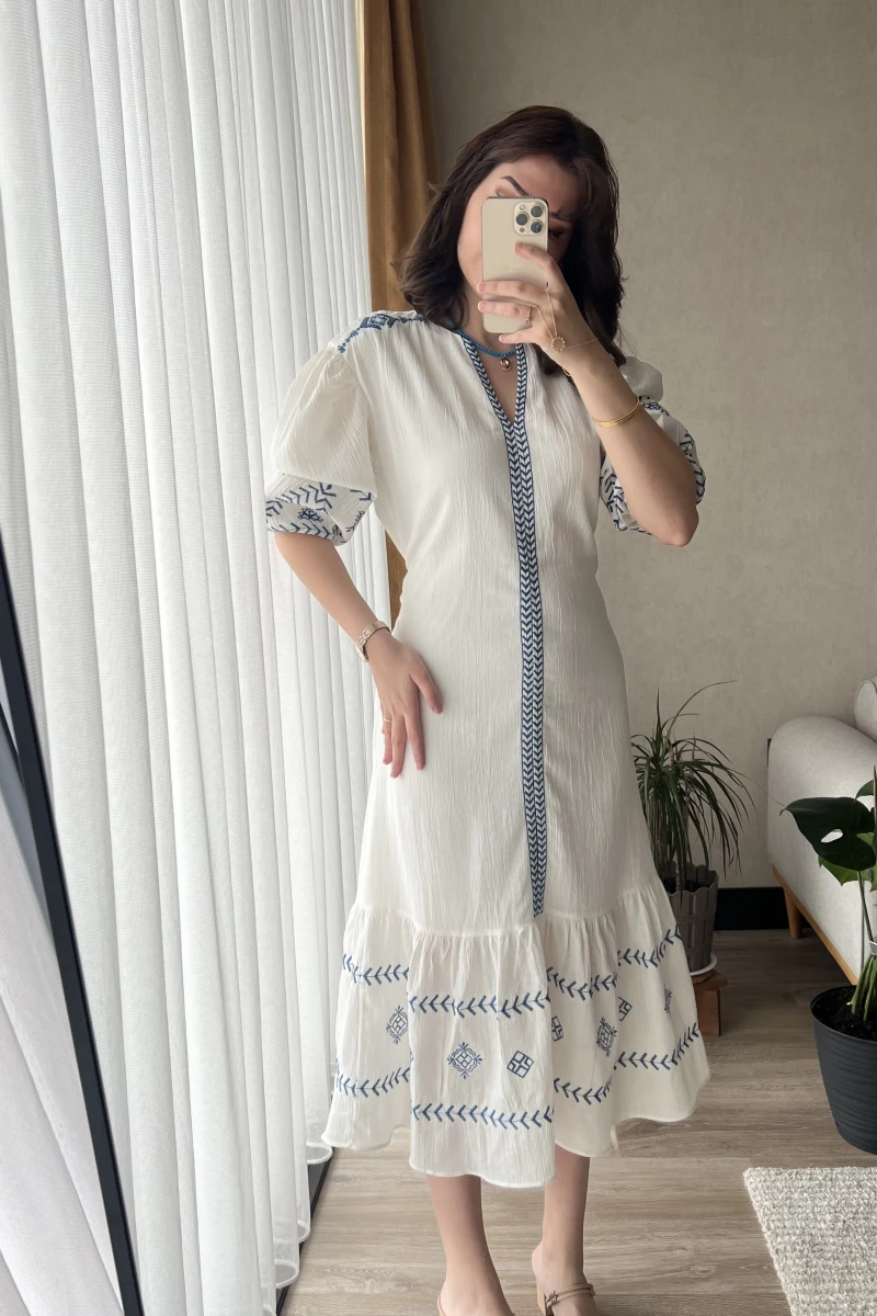 Etnik Desenli Nakış Detay Beyaz Elbise