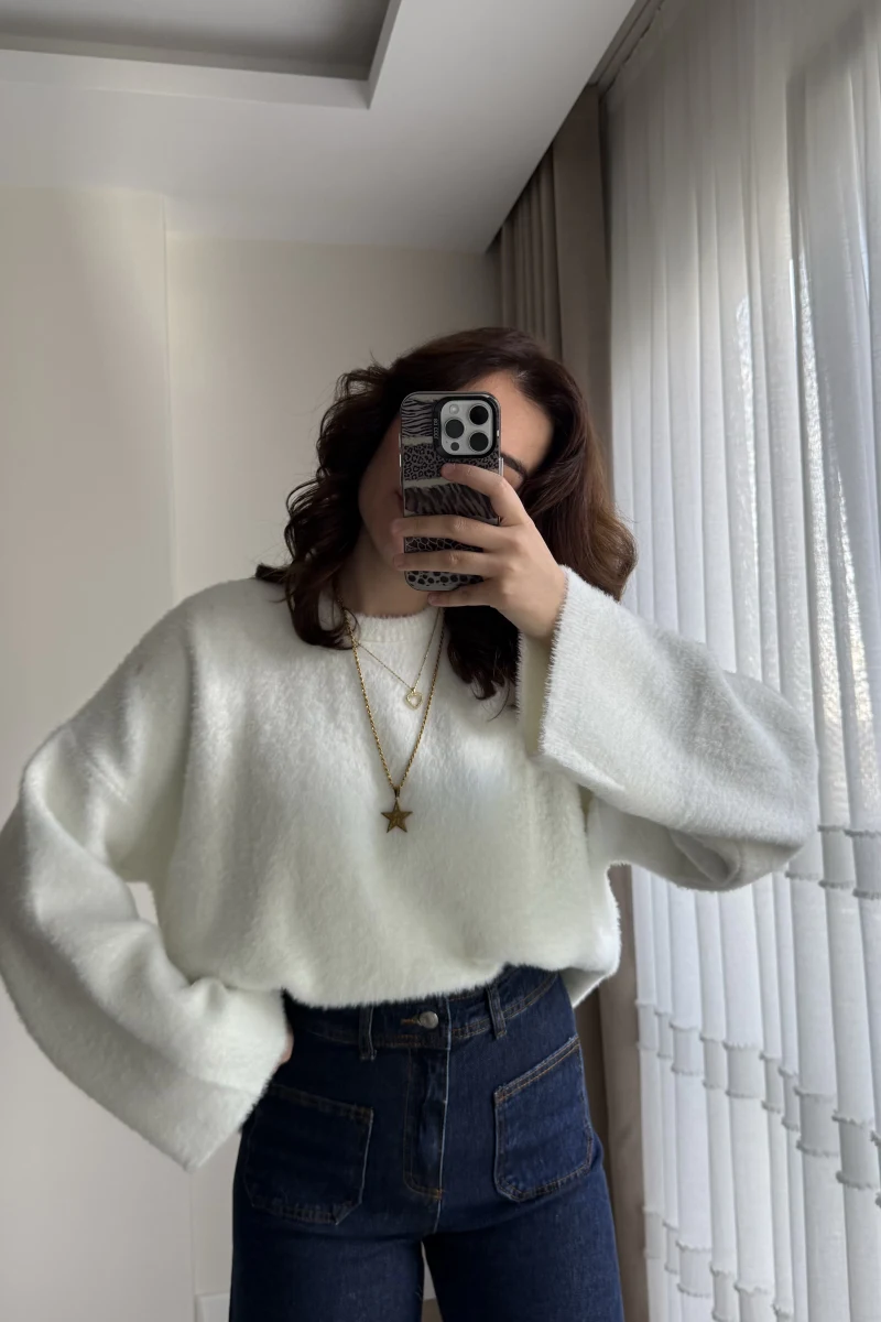 Geniş Kol Beyaz Yumoş Kazak