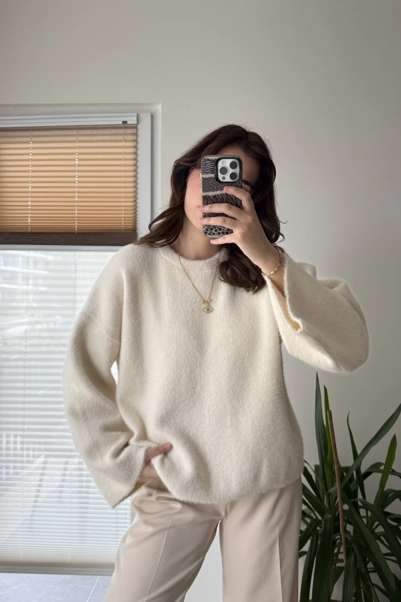 Geniş Kol Krem Yumoş Kazak