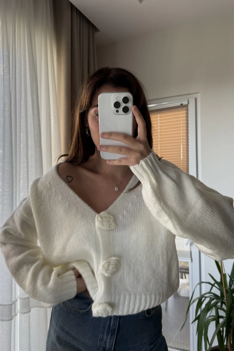 Gül Detay Kazak Krem