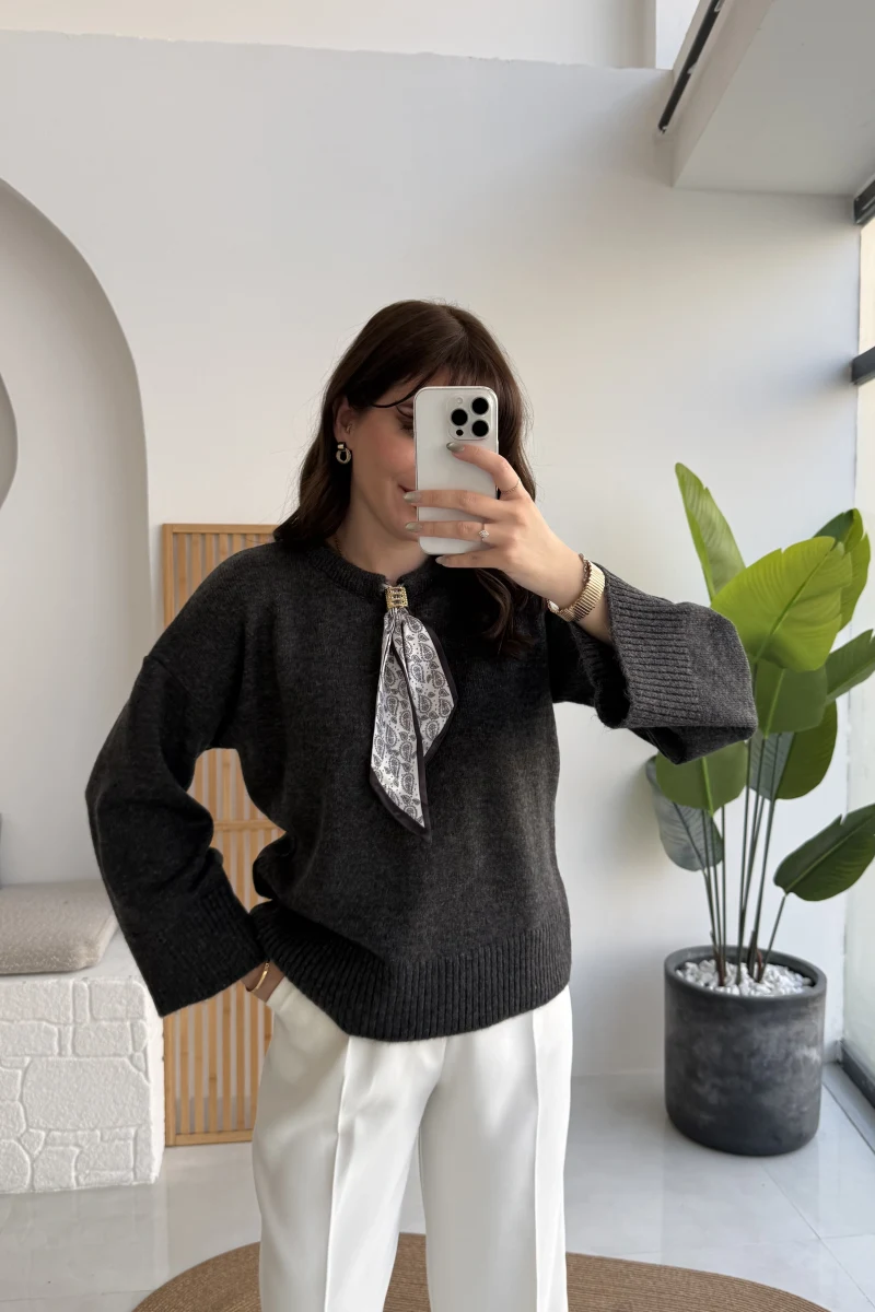 Hilary Yakası Aksesuar Detaylı Fular Bağlamalı Kazak - Antrasit