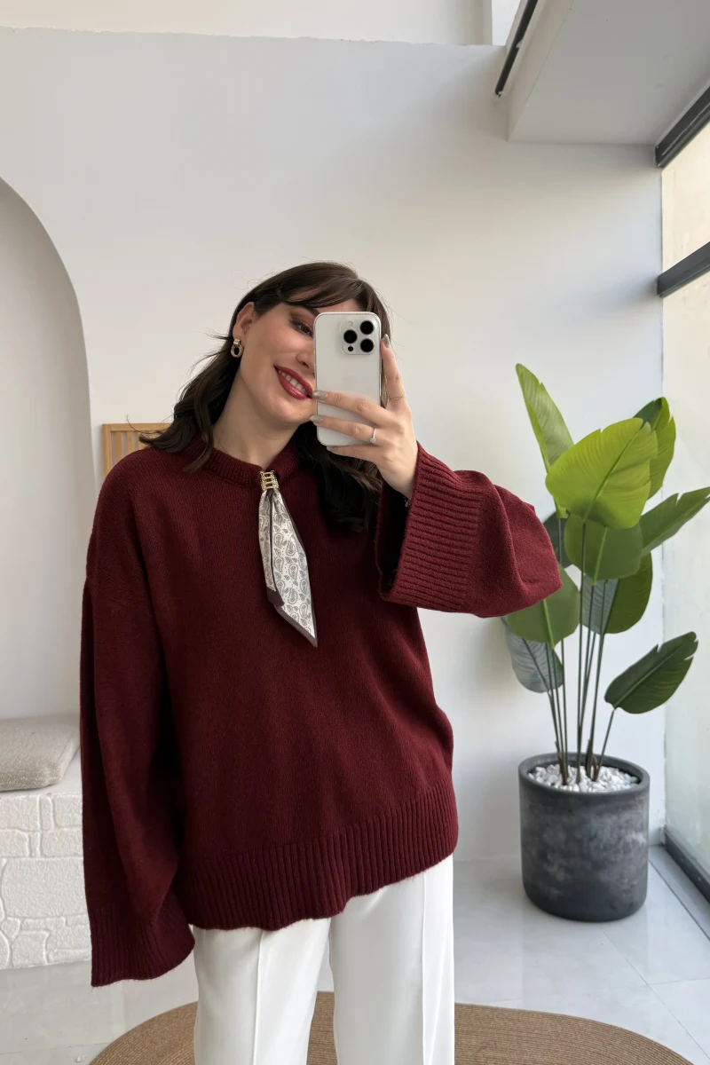 Hilary Yakası Aksesuar Detaylı Fular Bağlamalı Kazak - Bordo