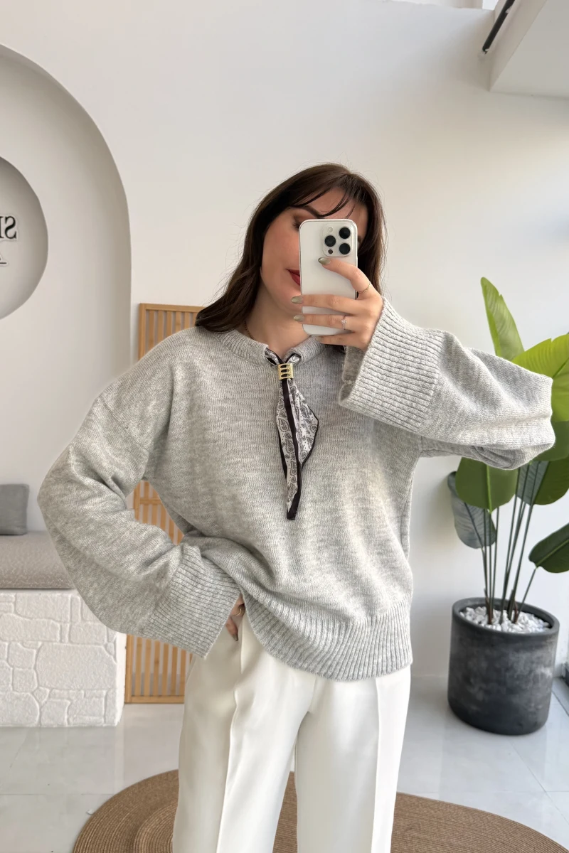 Hilary Yakası Aksesuar Detaylı Fular Bağlamalı Kazak - Gri