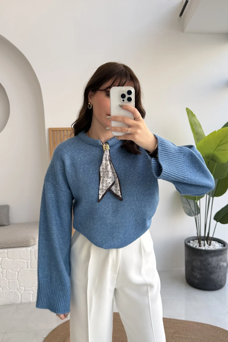 Hilary Yakası Aksesuar Detaylı Fular Bağlamalı Kazak - Mavi