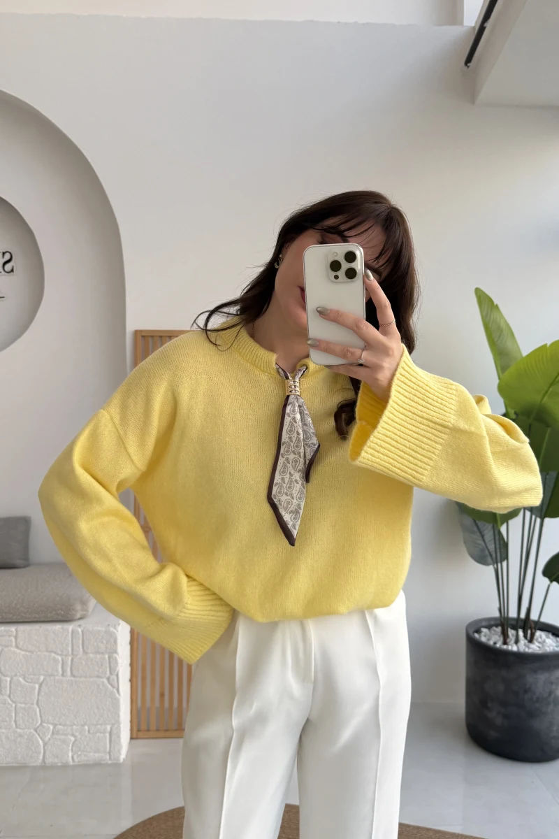 Hilary Yakası Aksesuar Detaylı Fular Bağlamalı Kazak - Sarı