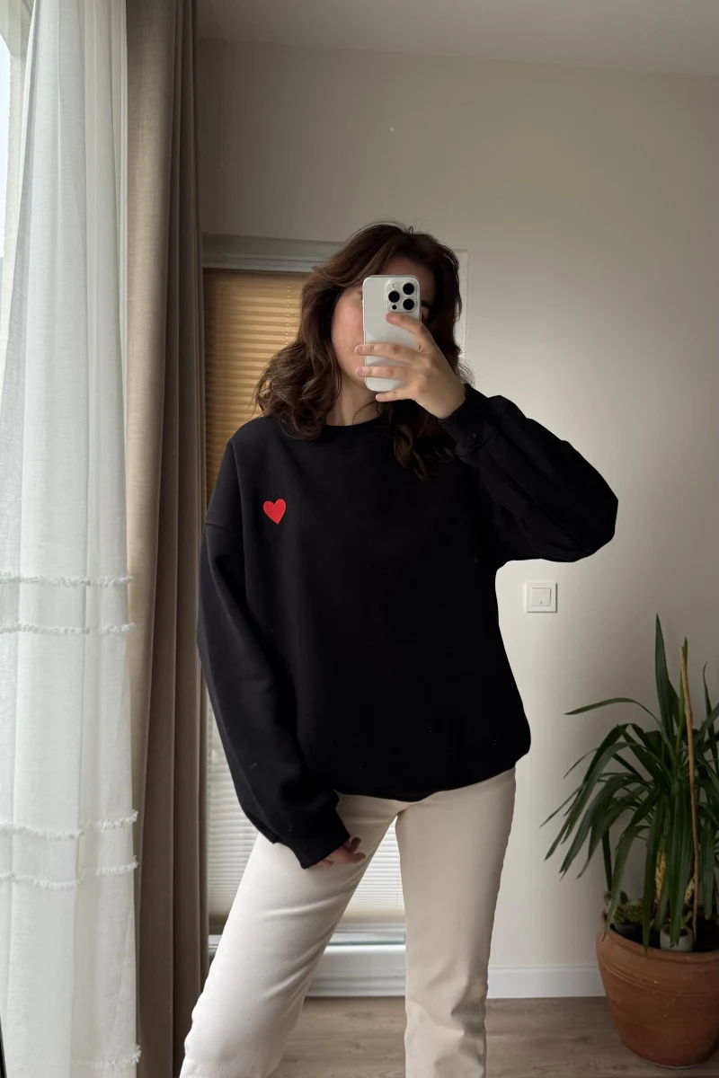 Kalp Nakışlı Sweatshirt Şardonlu Siyah