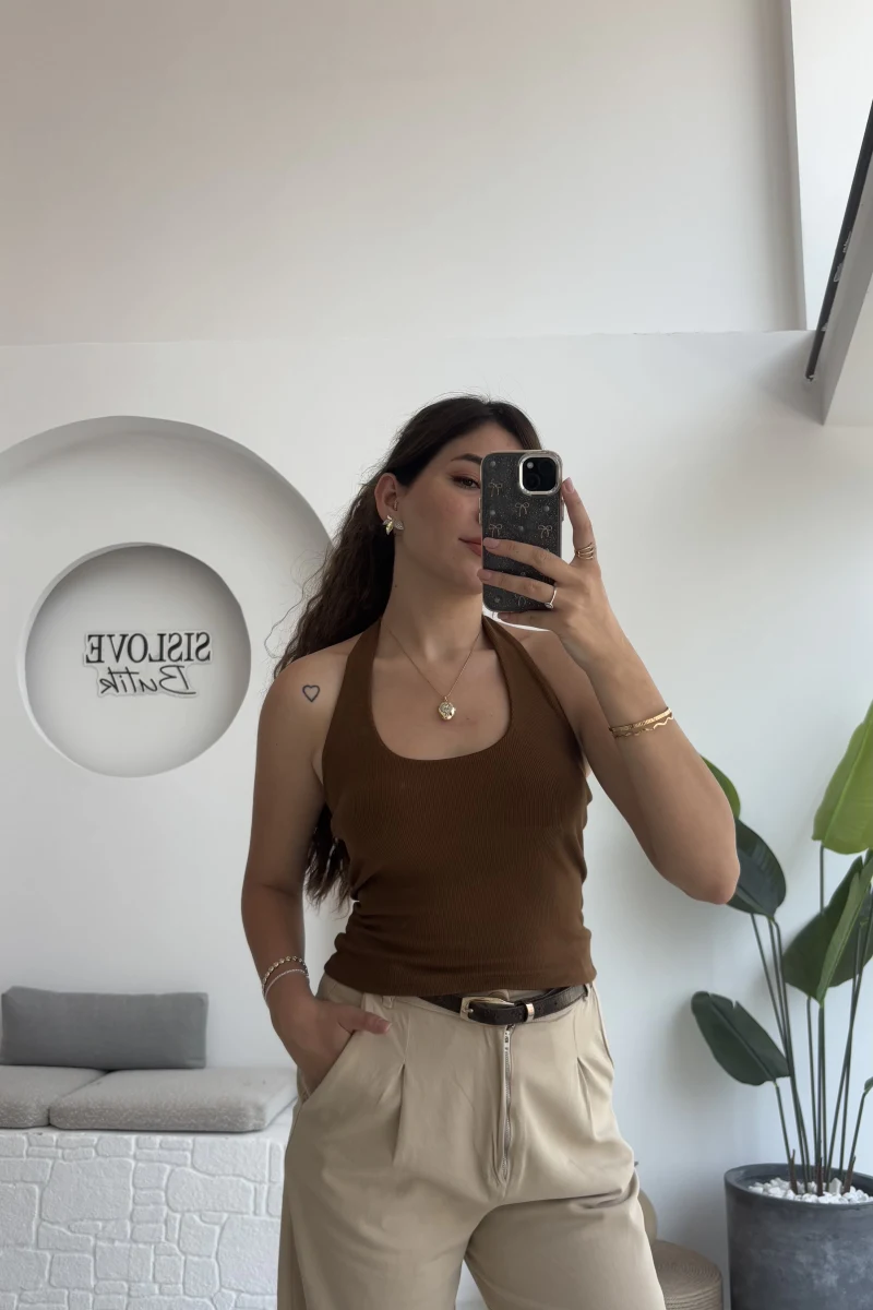 Karolina Boyundan Geçmeli Crop - Kahverengi