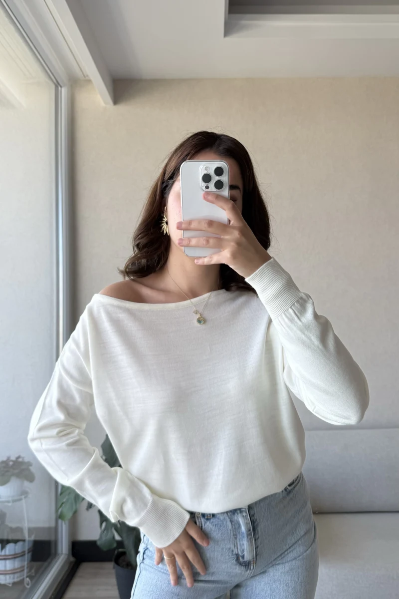 Kayık Yaka Beyaz Triko