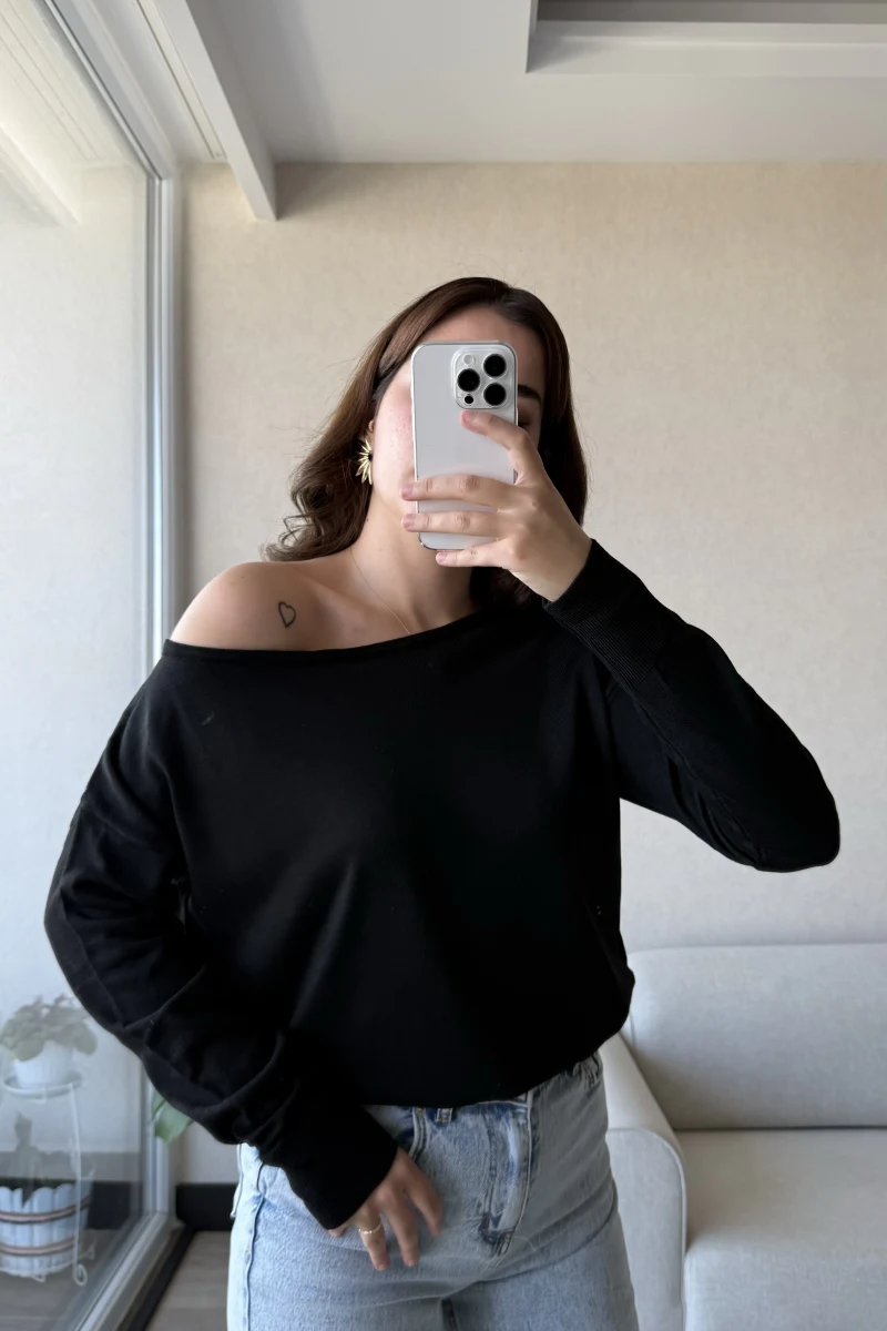 Kayık Yaka Siyah Triko