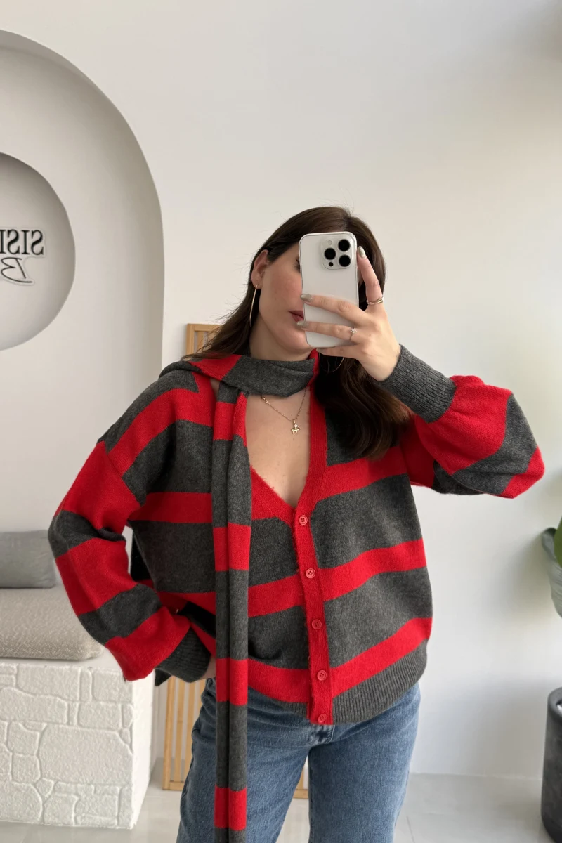 Kırmızı Şeritli Atkı Detaylı Triko Hırka