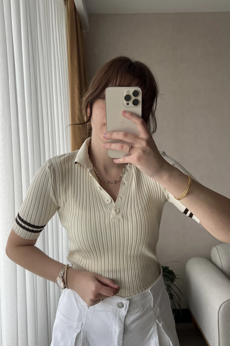 Kolları Çizgili Krem Polo Yaka T-Shirt