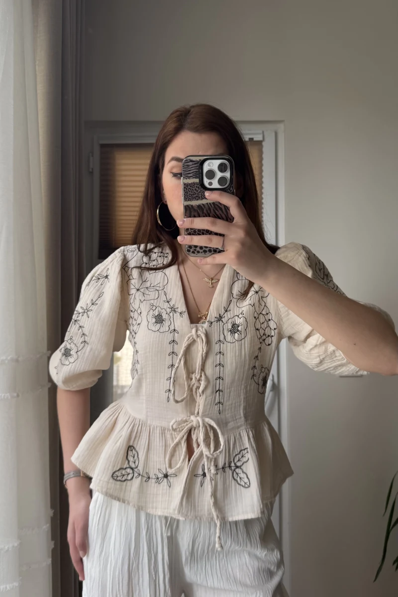 Krem Nakışlı Bağlamalı Gömlek