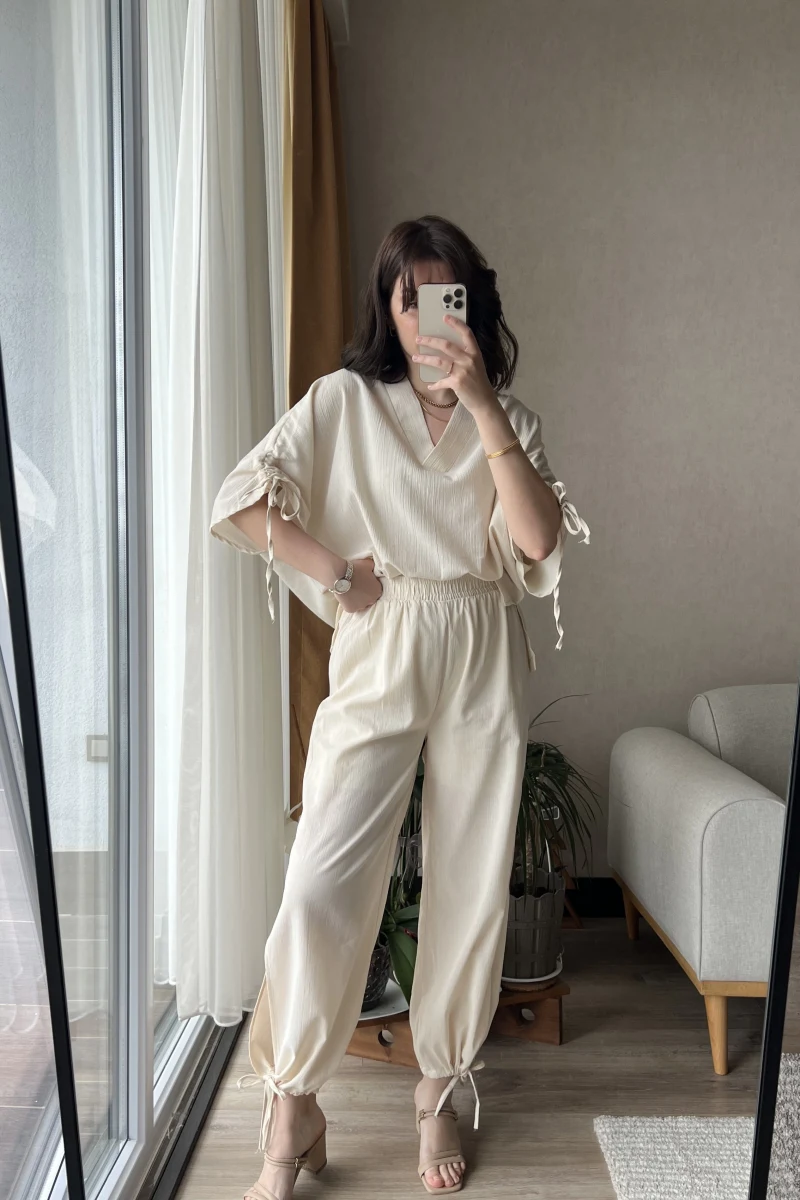 Krem Paça Detaylı Pantolon