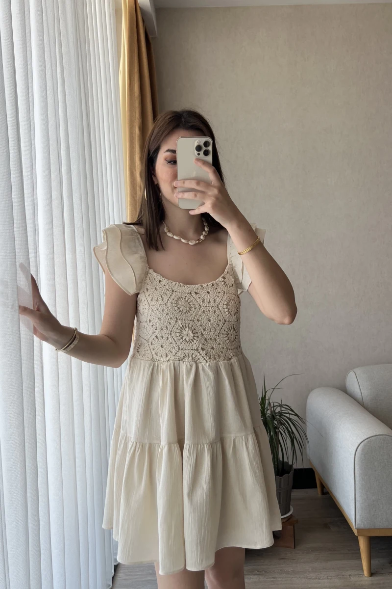 Leo Krem Rengi Güpür Detay Elbise