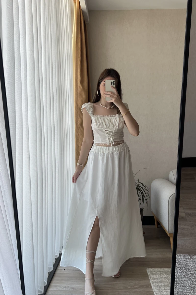 Lessy Beyaz Yırtmalı Etek