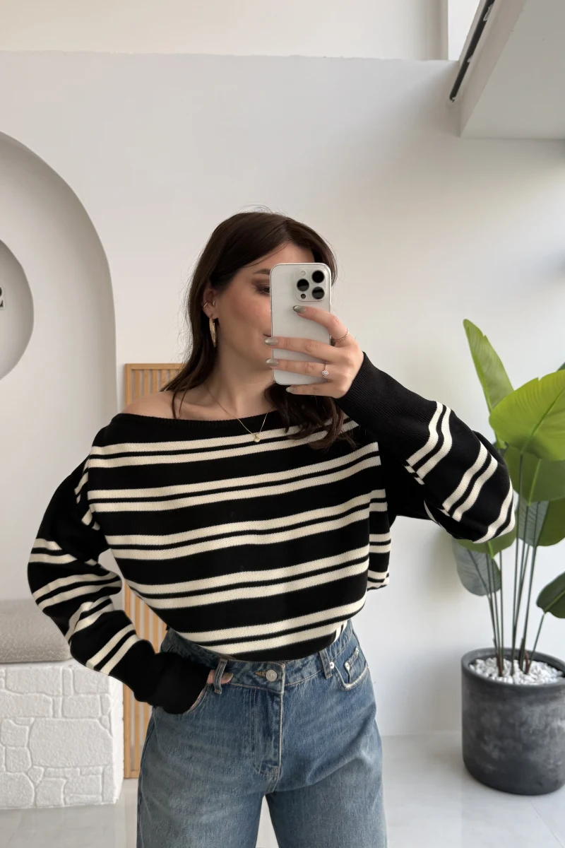 Liora Kayık Yaka Çizgili Kazak - Siyah