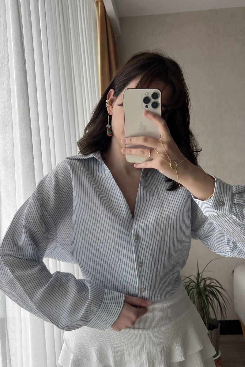 Beyaz Üzeri Mavi İnce Çizgili V Yaka Gömlek