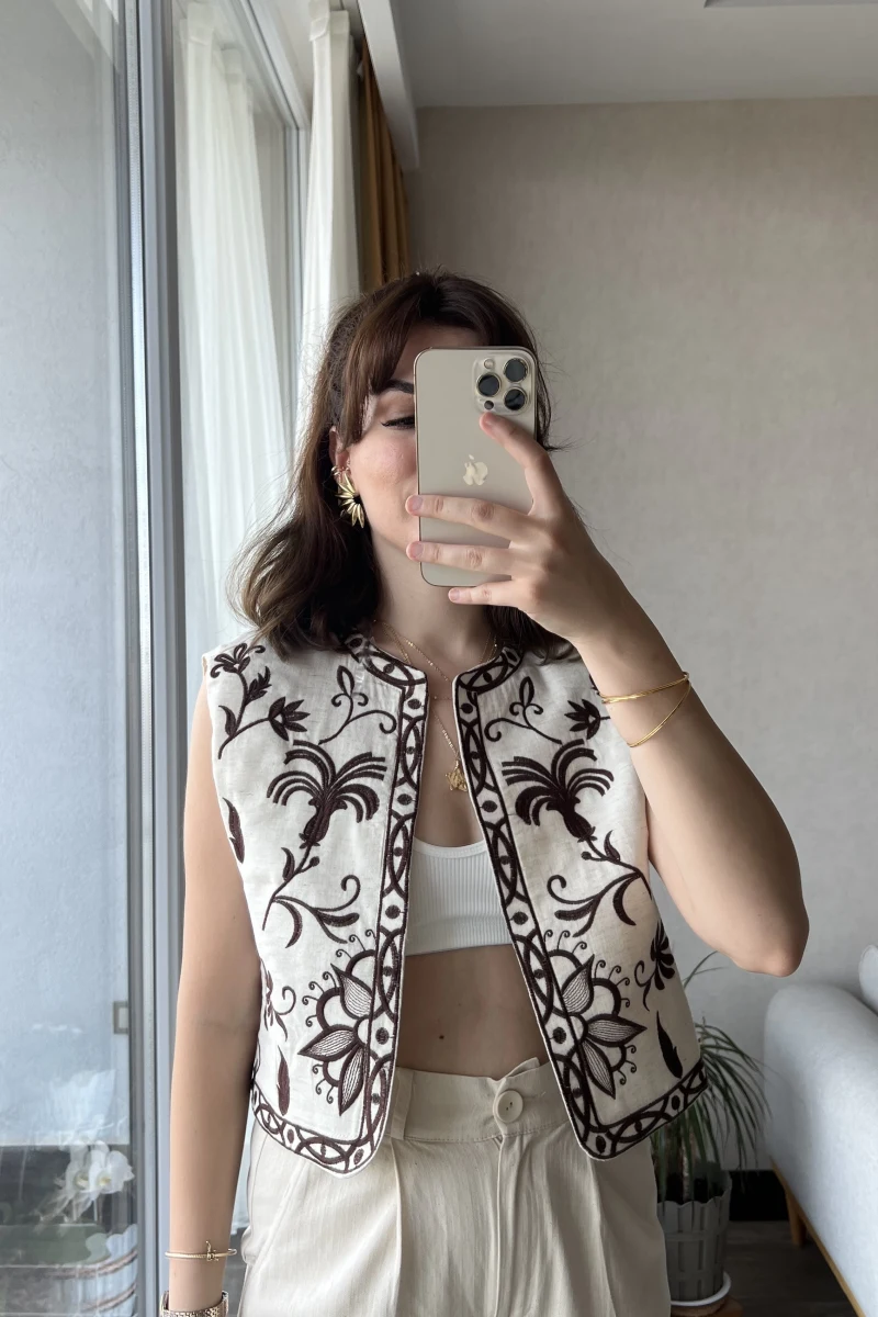 Mecnun Krem Nakışlı Yelek