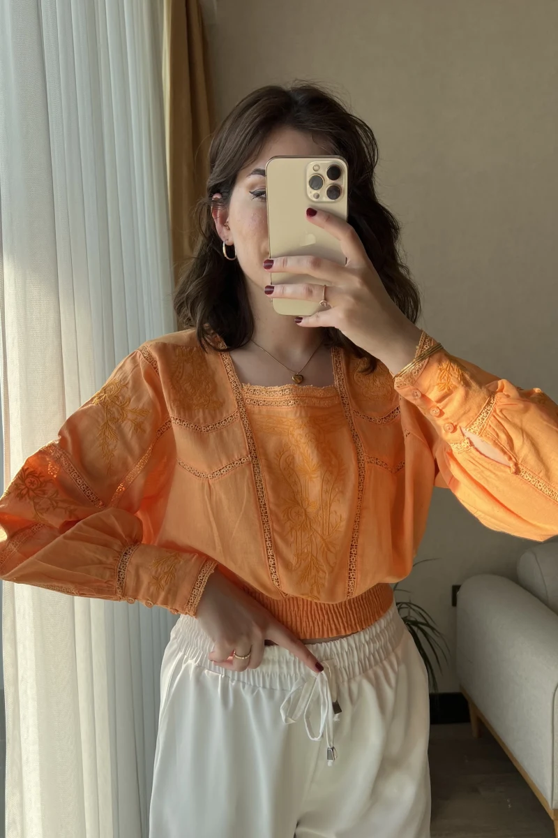 Misty Sırt Detay Nakışlı Gömlek