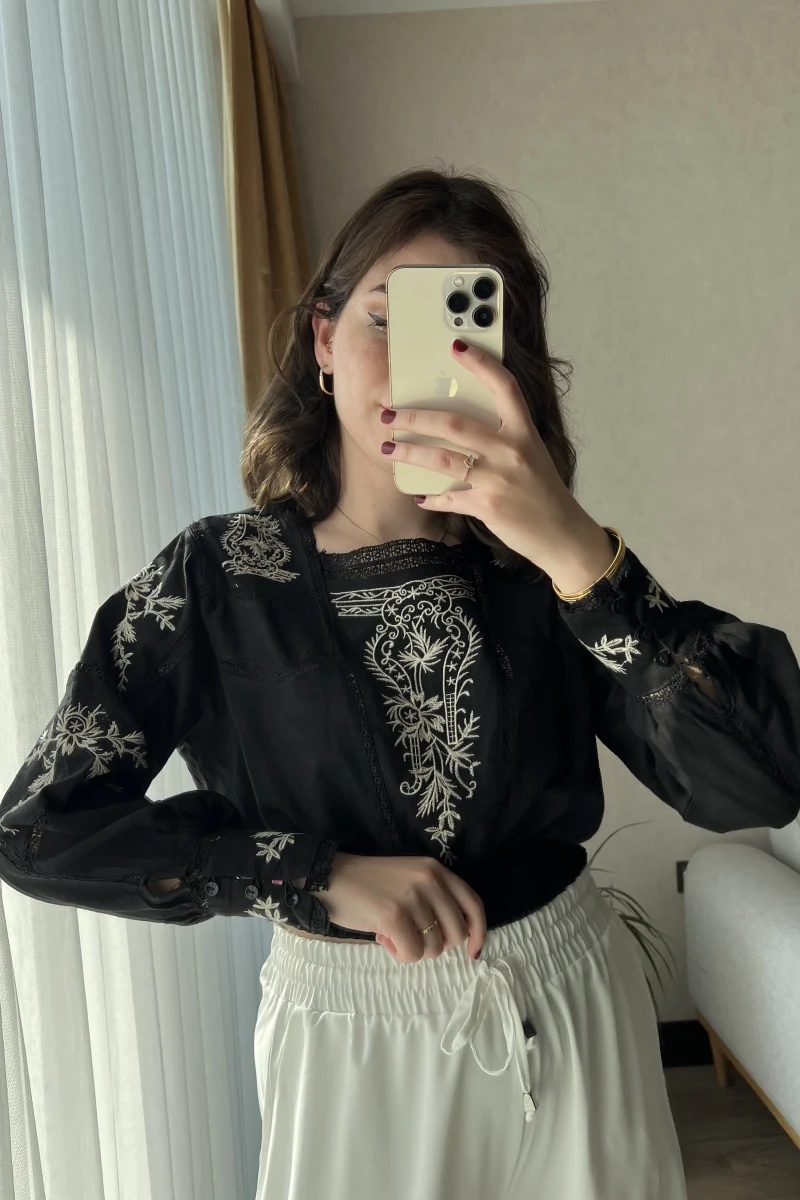 Misty Sırt Detay Nakışlı Gömlek