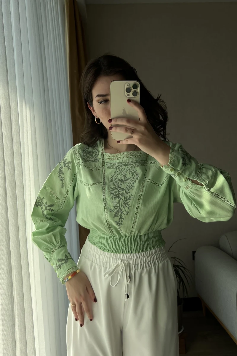 Misty Sırt Detay Nakışlı Gömlek