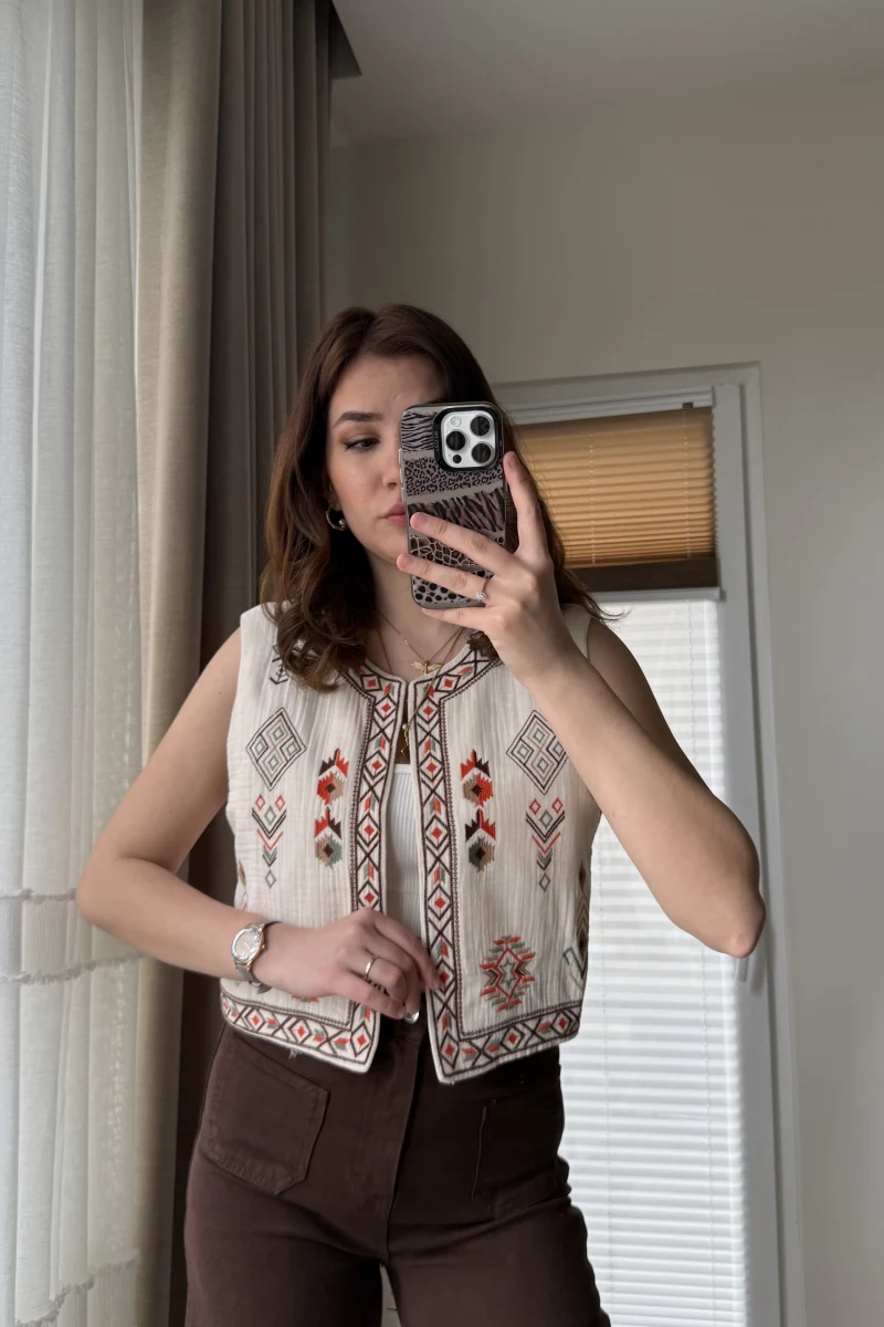 Nakışlı Krem Yelek