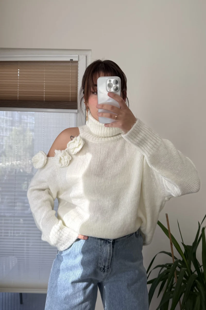 Omuzu Çiçek Detay Beyaz Triko Kazak