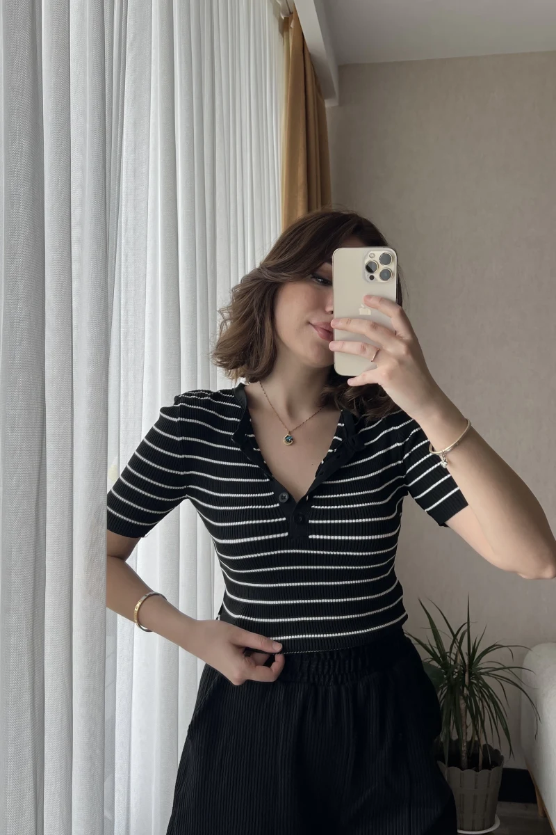 Düğme Yaka Siyah Çizgili T-Shirt