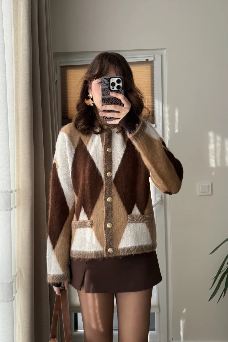 Sakallı Baklava Desenli Gold Düğmeli Hırka