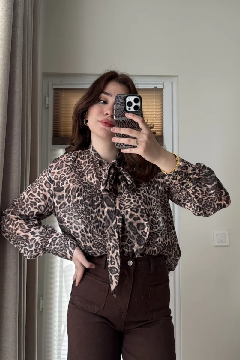 Şifon Leopar Fular Detay Bluz
