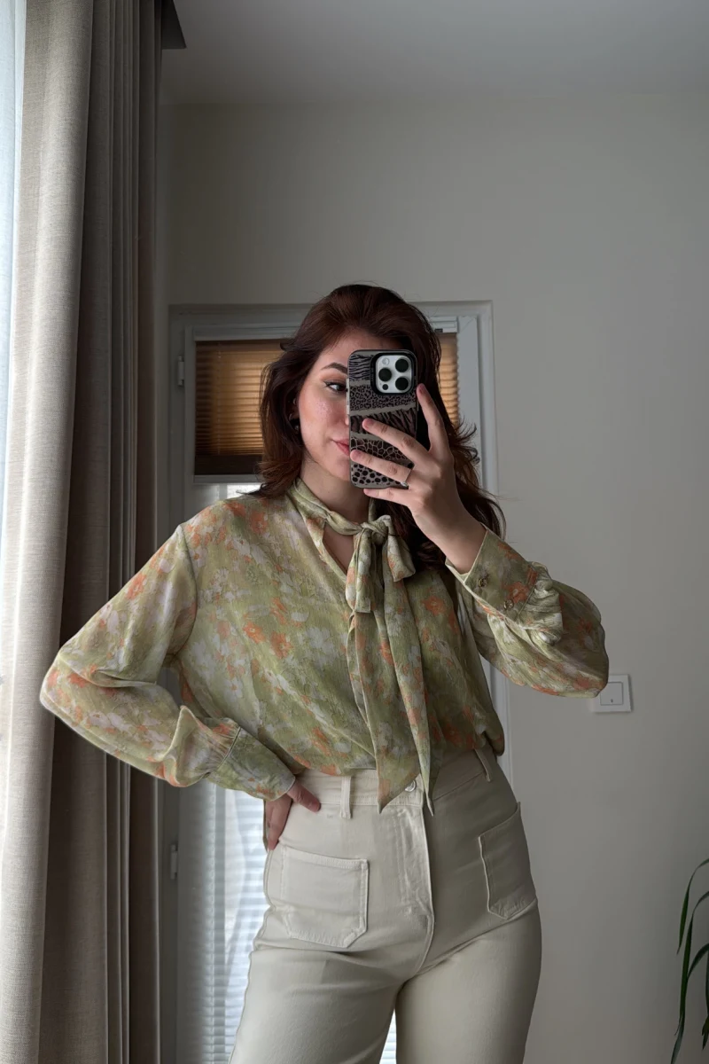 Şifon Yeşil Fular Detay Bluz