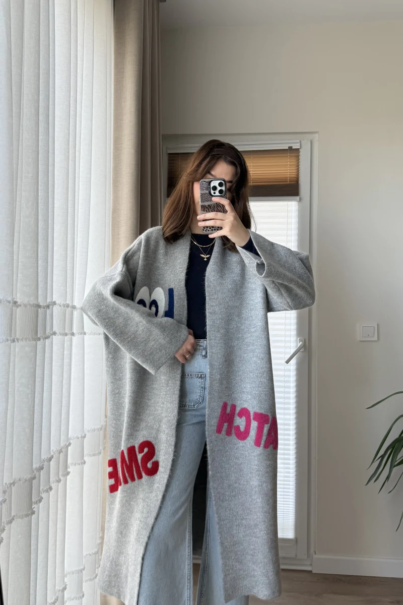 Slogan Nakışlı Detaylı Uzun Hırka Gri