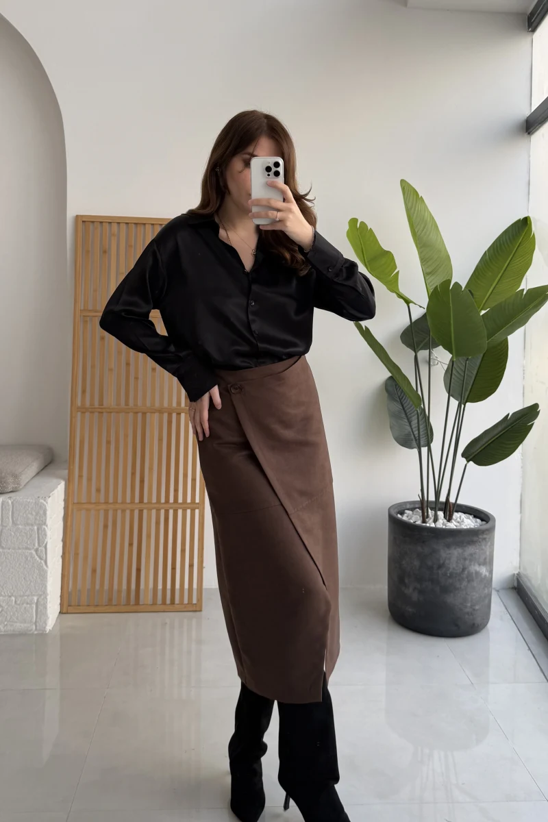 Tanya Asimetrik Kesim Düğme Detay Süet Etek - Acı Kahve