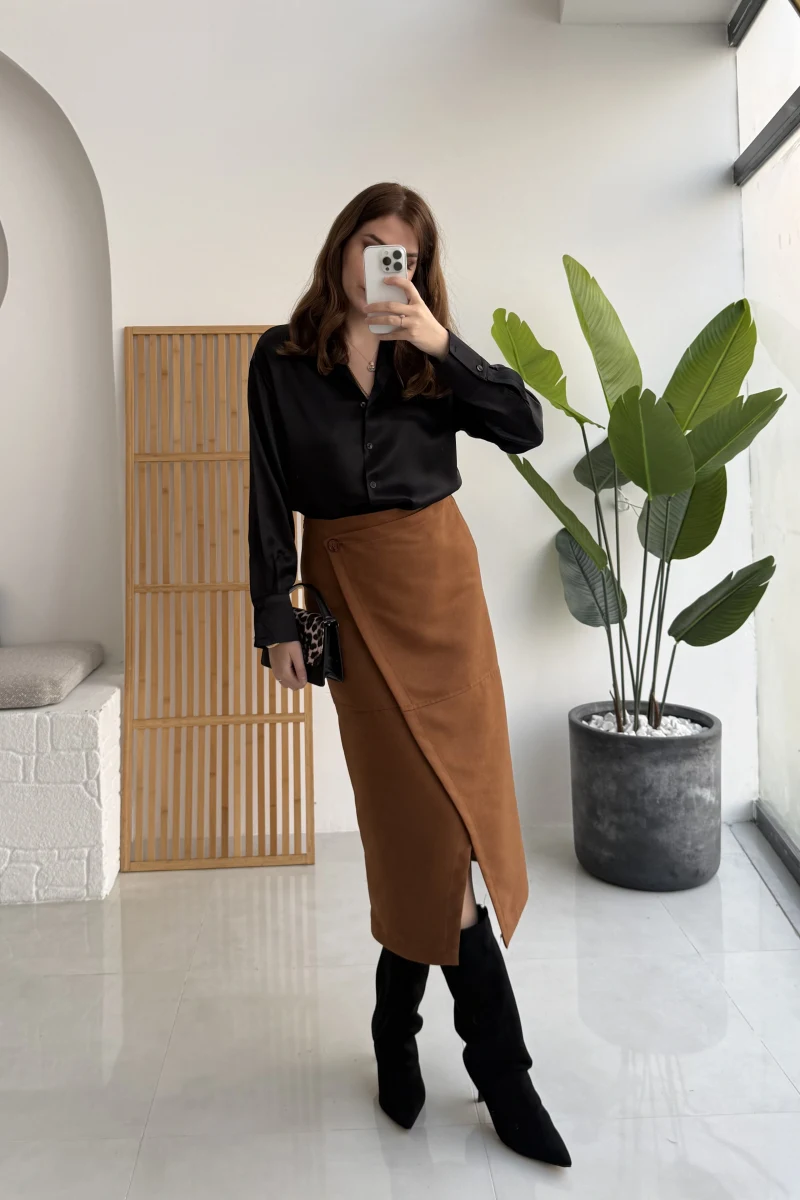 Tanya Asimetrik Kesim Düğme Detay Süet Etek - Camel