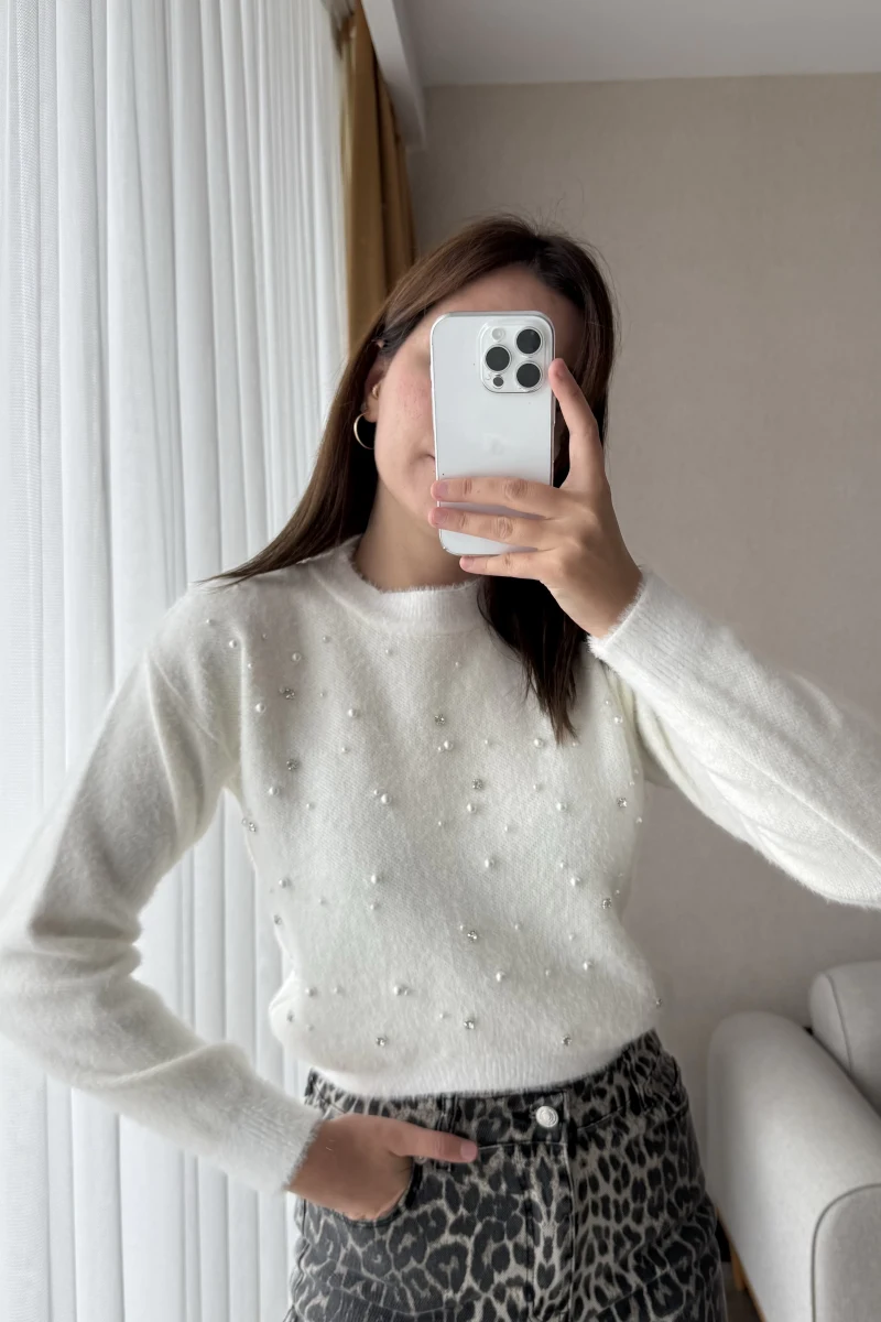 Taşlı Beyaz Yumoş Kazak